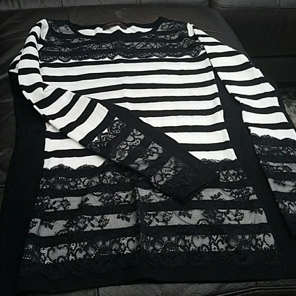 Like new. Only worn once. Beautiful top. Lace trim